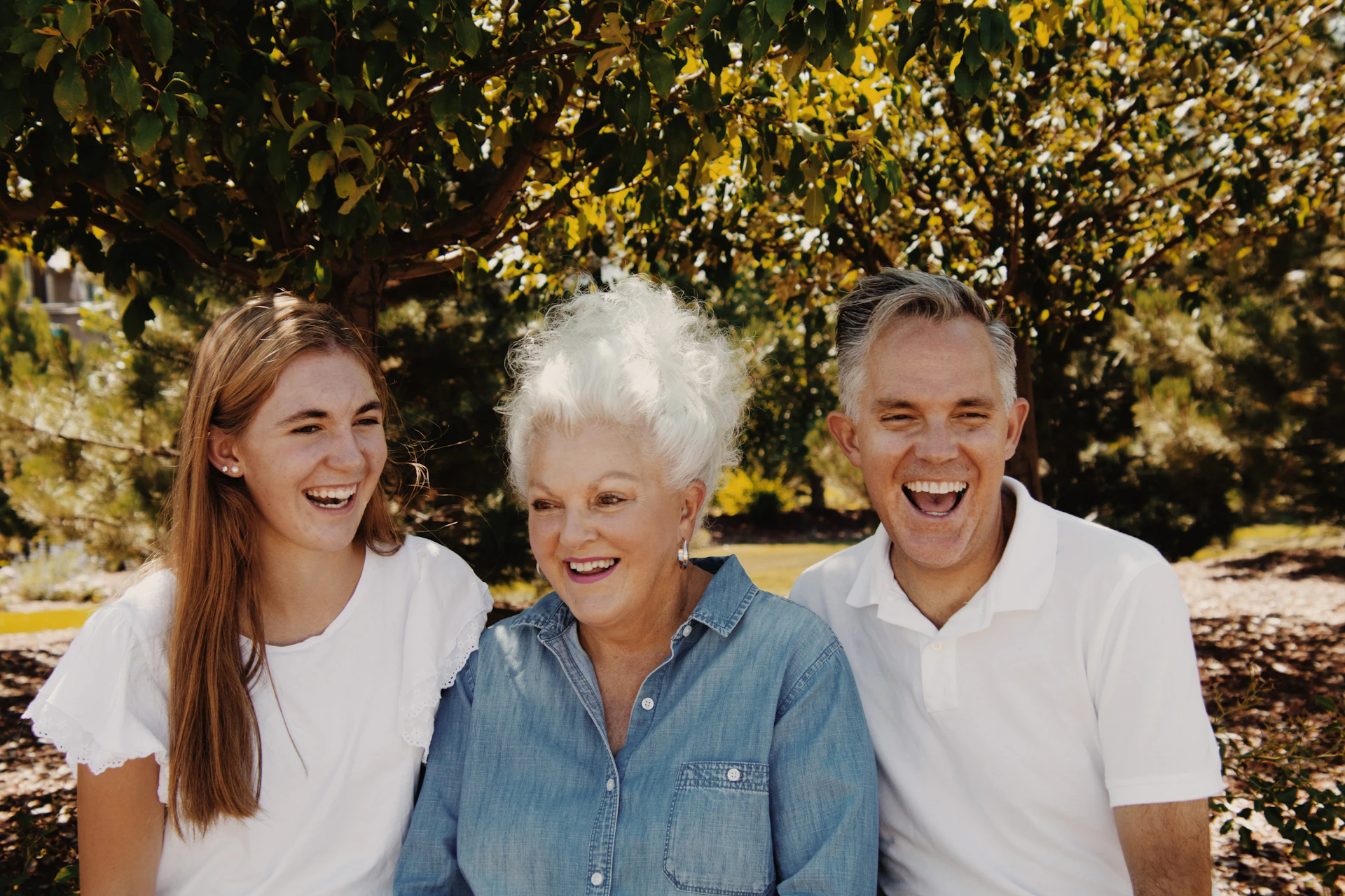 Famille multigénérationnelle souriante et complice